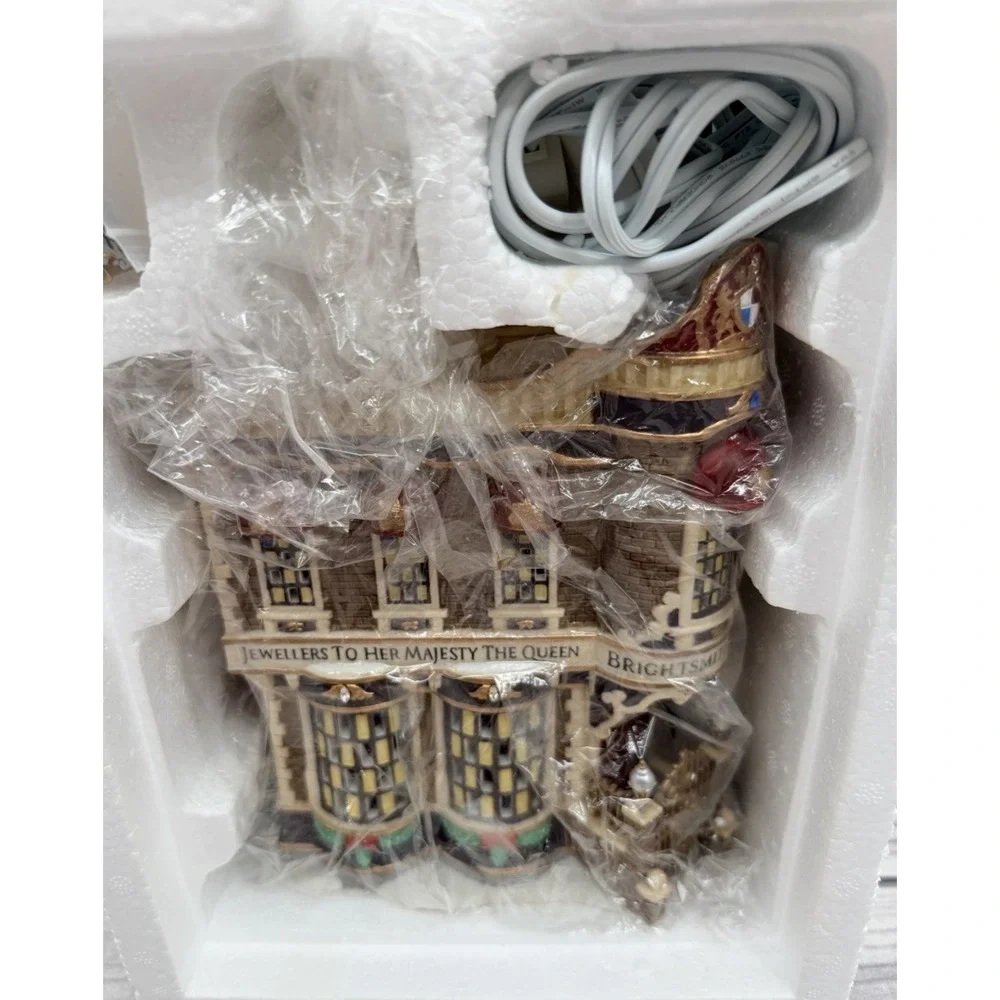 DEPT 56 THE DICKENS VILLAGE BRIGHTSMITH‎ & SONS, QUEEN'S JEWELLERS - RETIRED